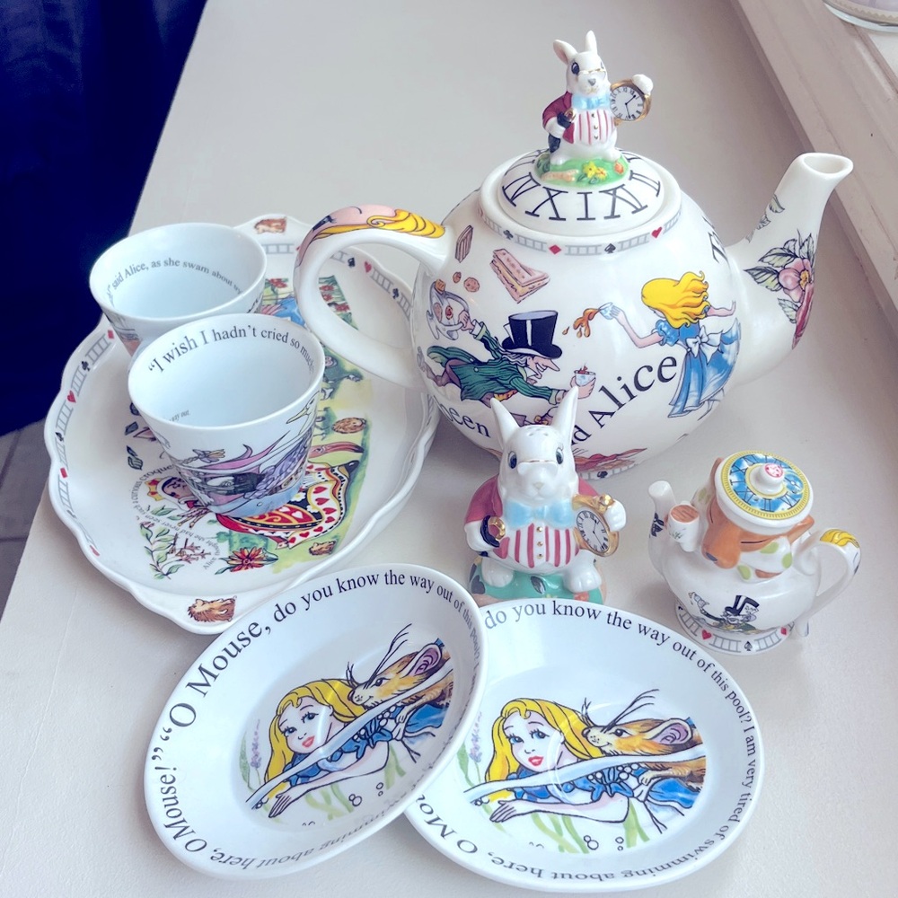 Alice in Wonderland Teapot set